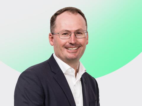 Headshot of Steven Bartlett